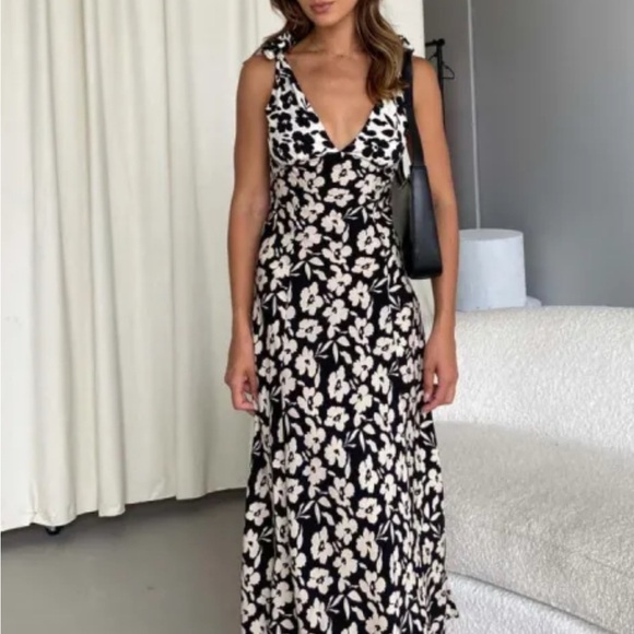 Vrg Grl Dresses & Skirts - Vrg Grl Chic Black and White Floral Maxi Dress V Neck Tie Strap Size 16